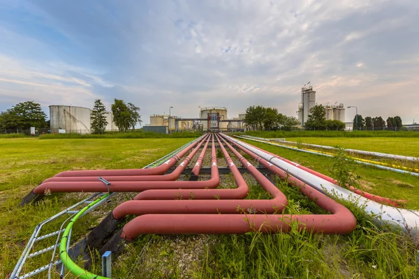 Farbige Rohre auf einem Industriegelände — Stockfoto