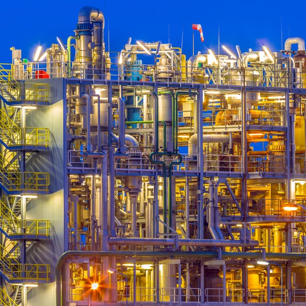 Detail chemické továrny v soumraku — Stock fotografie