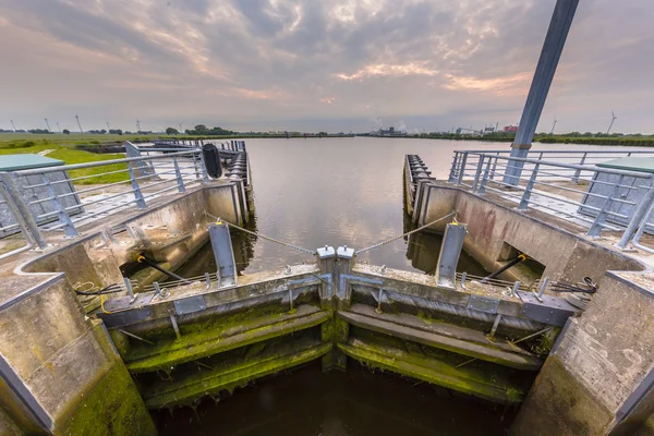 Camera di chiusura in un importante corso d'acqua — Foto Stock