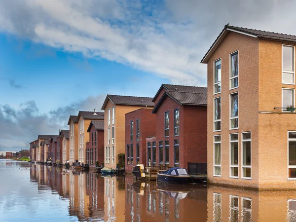 Casas modernas en el frente del agua en una fila — Foto de Stock