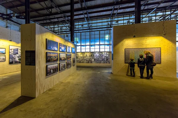 Besucher bei Fotoausstellung noorderlicht — Stockfoto