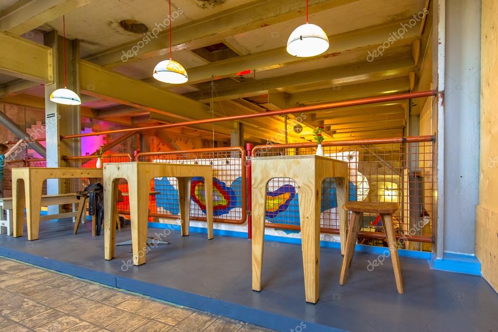 Industrielle Hipster Cafe Interieur Mit Tischen Und Stuhlen