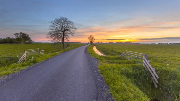 Puesta de sol sobre tierras agrícolas Provincia de Groninga — Foto de Stock