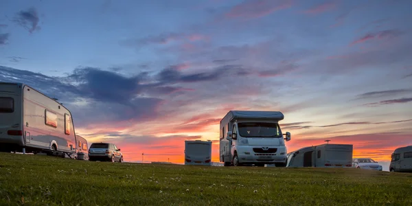 Caravanas e carros Parque de Campismo Sunset — Fotografia de Stock