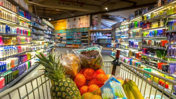 Chariot en supermarché avec produits alimentaires — Photo