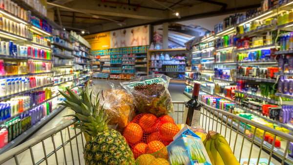 Тележка в супермаркете с продуктами питания
