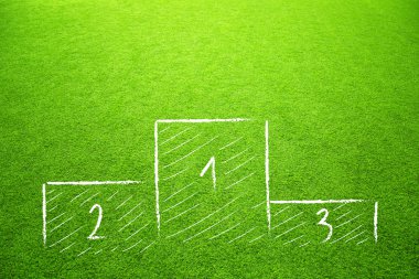 Kazanan podyum kroki futbol çimenlerin üzerinde