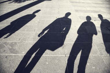Meşgul insanlar gölgeler döşeli şehir sokak üzerinde