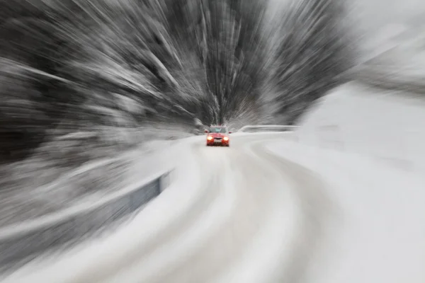 Perigo dirigindo na estrada de neve — Fotografia de Stock