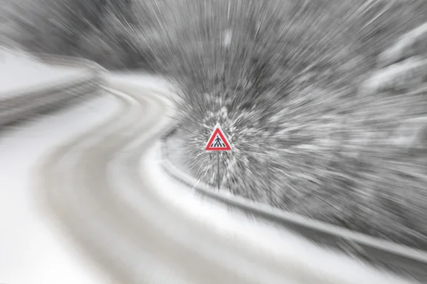 Aviso de pedestre em uma estrada nevada — Fotografia de Stock