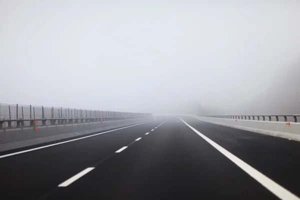 Foggy highway turn — Φωτογραφία Αρχείου