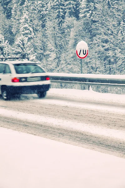 Veículo dirigindo na neve nevada — Fotografia de Stock