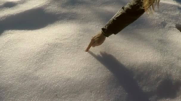 Forma do coração escrito à mão na neve — Vídeo de Stock