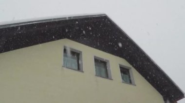 Ev Ayrıntılar arka plan ile kar yağışı