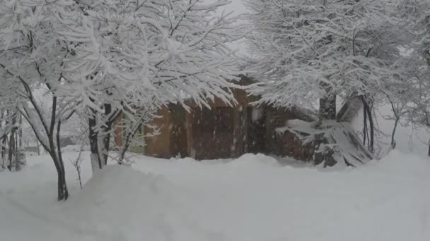 Nieve en el campo con casa de madera — Vídeos de Stock