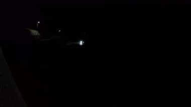 Tehlikeli yüksek hızlı gece araba sürüş