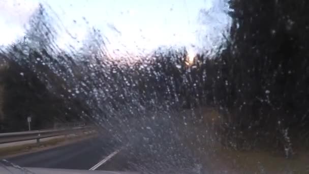 Carro de condução e limpeza pára-brisas com limpadores câmera lenta — Vídeo de Stock