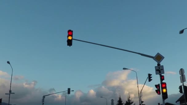 V okamžiku, kdy semaforu se rozsvítí zeleně auto spustí zpomaleně — Stock video