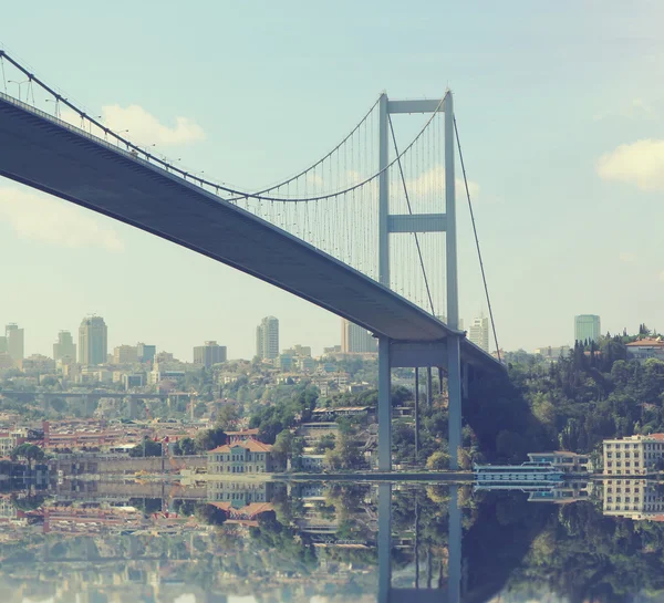 Brücke über den Bosporus bei Sonnenuntergang. — Stockfoto