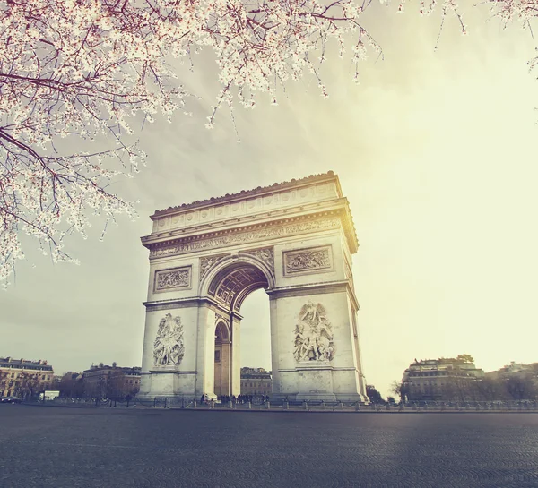 Primavera en París. Imagen de color vintage — Foto de Stock