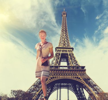 Genç kadının gündoğumu arka plan Eyfel Kulesi ile