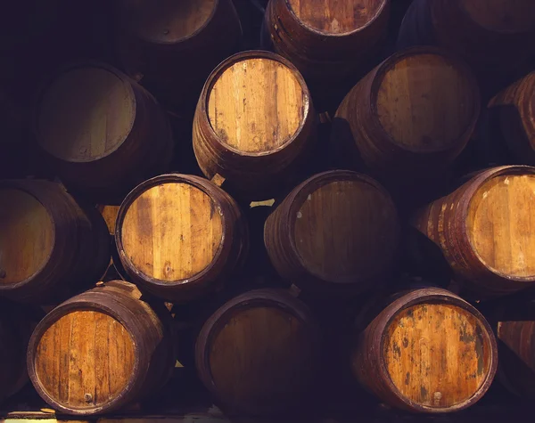 行的褐黄色 portwine （葡萄酒） 在地窖里，波尔图木桶 — 图库照片