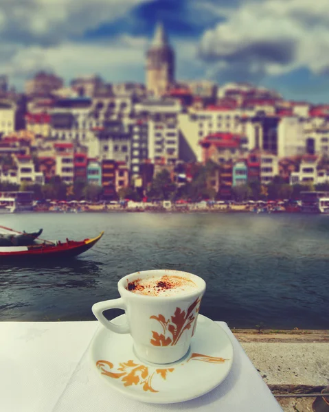 Kopje koffie met Istanbul searside op een achtergrond — Stockfoto