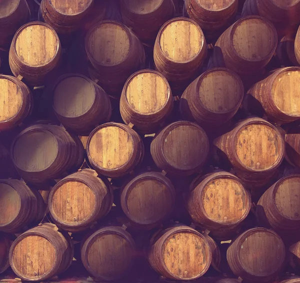 在地窖里，波尔图，葡萄牙黄褐色 portwine 木桶的行 — 图库照片