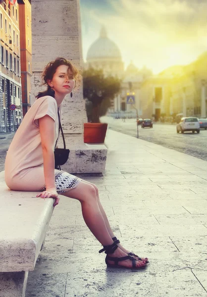 バチカン市国、ローマのサン ・ ピエトロ広場近くの残りを得て美しい若い女性 — ストック写真