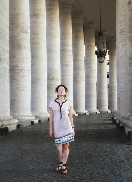 バチカン市国、ローマのサン ・ ピエトロ広場近くポーズ美しい若い女性 — ストック写真