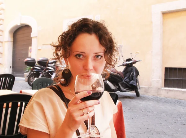 Bela mulher degustação de vinho — Fotografia de Stock