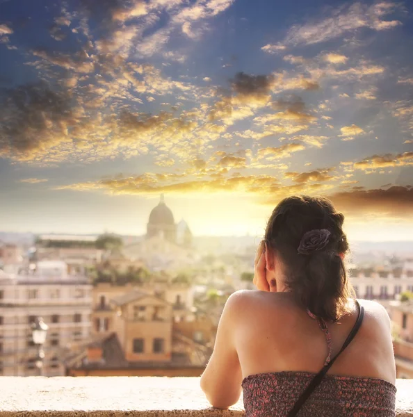 夏の夕暮れ時ローマの街を見て女性. — ストック写真