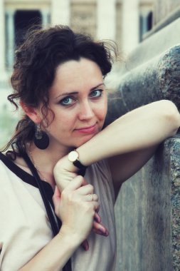 Vatikan, Rome St. Peter's square yakınındaki poz güzel bir genç kadın