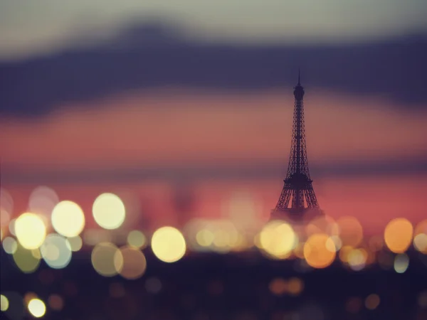 Silhueta da Torre Eiffel e luzes noturnas de Paris, França — Fotografia de Stock