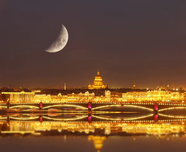 Vista noturna do rio Neva e da Catedral de São Isaac e da Ponte Troitskiy — Fotografia de Stock