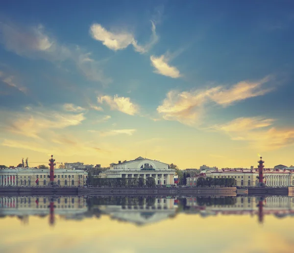 Klassischer Blick auf die Sankt-Peterburger Flusslandschaft bei Sonnenuntergang — Stockfoto