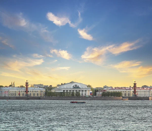 Klassischer Blick auf die Sankt-Peterburger Flusslandschaft bei Sonnenuntergang — Stockfoto