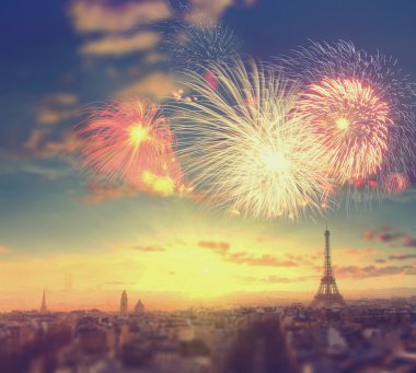 Seyahat arka plan: fireworks üzerinde Eyfel Kulesi Paris, Fransa'da