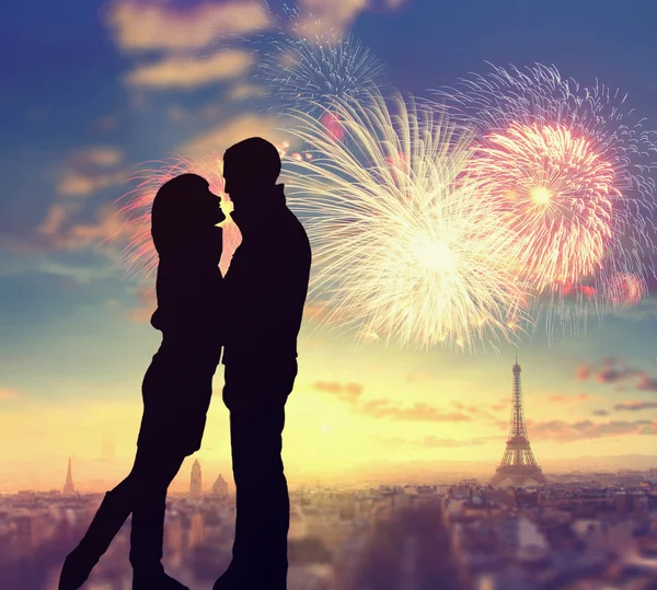 Silhueta de amantes românticos com torre eiffel e fogos de artifício em um fundo em Paris — Fotografia de Stock