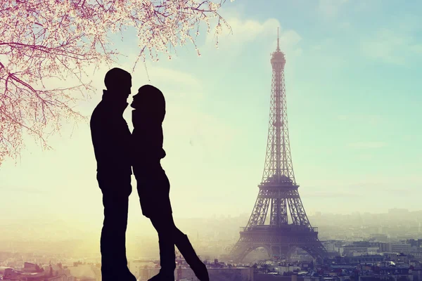 Sziluett romantikus szerelmesek Eiffel torony Párizsban naplementével — Stock Fotó