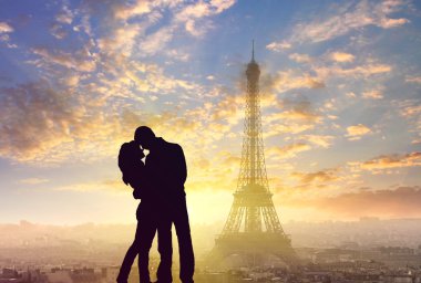 Eyfel Kulesi ve Paris, Fransa'da bir arka plan üzerinde havai fişek ile romantik aşıklar silüeti