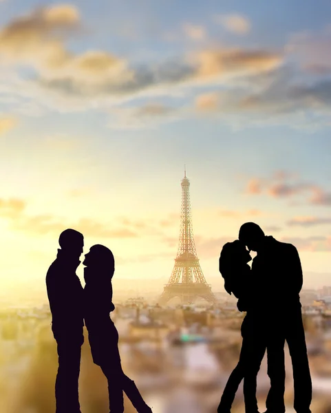 Silueta de amantes románticos con torre eiffel y fuegos artificiales en un fondo en París, Francia — Foto de Stock