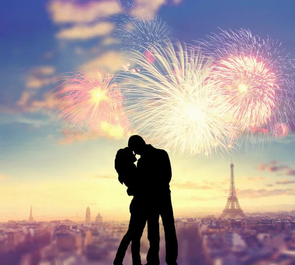 Silhueta de amantes românticos com torre eiffel e fogos de artifício em um fundo Fotografia De Stock