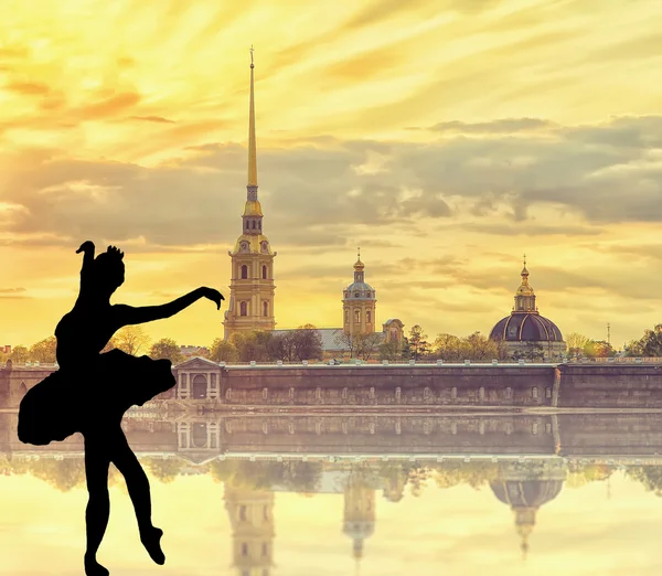 Silhouette einer Ballerina mit klassischem Blick auf die Flusslandschaft von Saint-petersburg mit Nebel bei Sonnenuntergang — Stockfoto