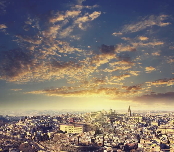 Een prachtige zonsondergang. panoramisch uitzicht op de middeleeuwse stad Toledo — Stockfoto