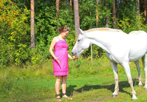 Ritratto di donna incinta con cavallo — Foto Stock