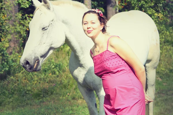 Portrait de femme enceinte avec cheval — Photo