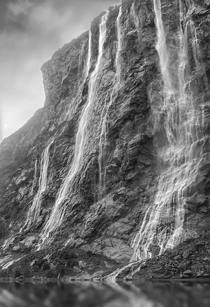 Fiorde Geiranger. Cachoeira das Sete Irmãs no magnífico pôr-do-sol na Noruega Imagens Royalty-Free