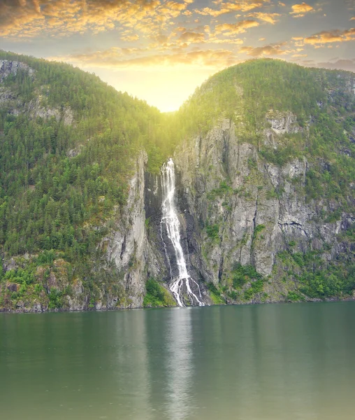 Magnifique paysage de la Norvège avec cascade, rivière et montagnes — Photo