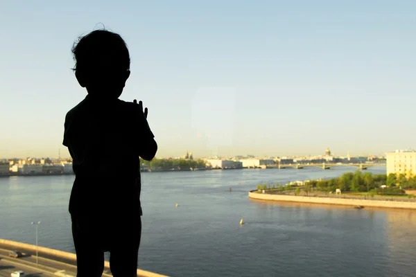 Silueta dítěte u okna s Saint Petersburg. Rusko — Stock fotografie